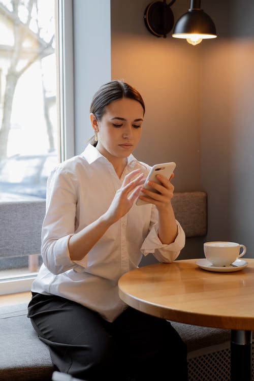 Rozbité nebo poškozené sklo na displeji telefonu