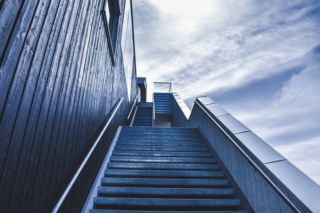 Co vše by mělo splňovat moderní schodiště